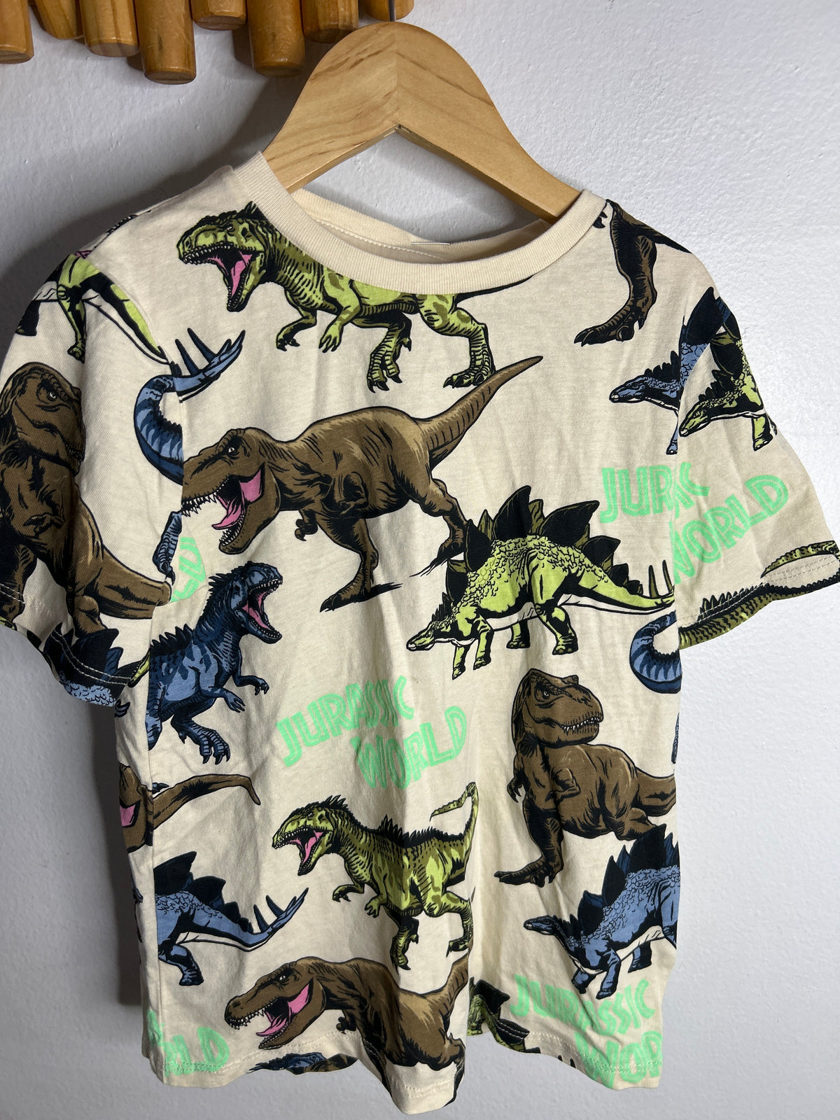 Juraissic World cream tee 6-8y