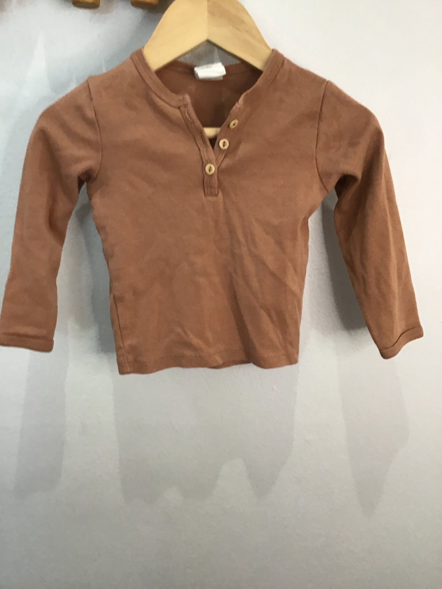 Tee brown henley 6-9m