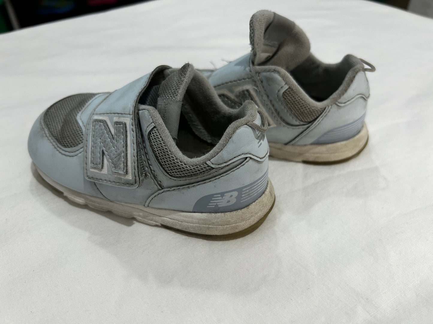 C7.5 New Balance light blue runners