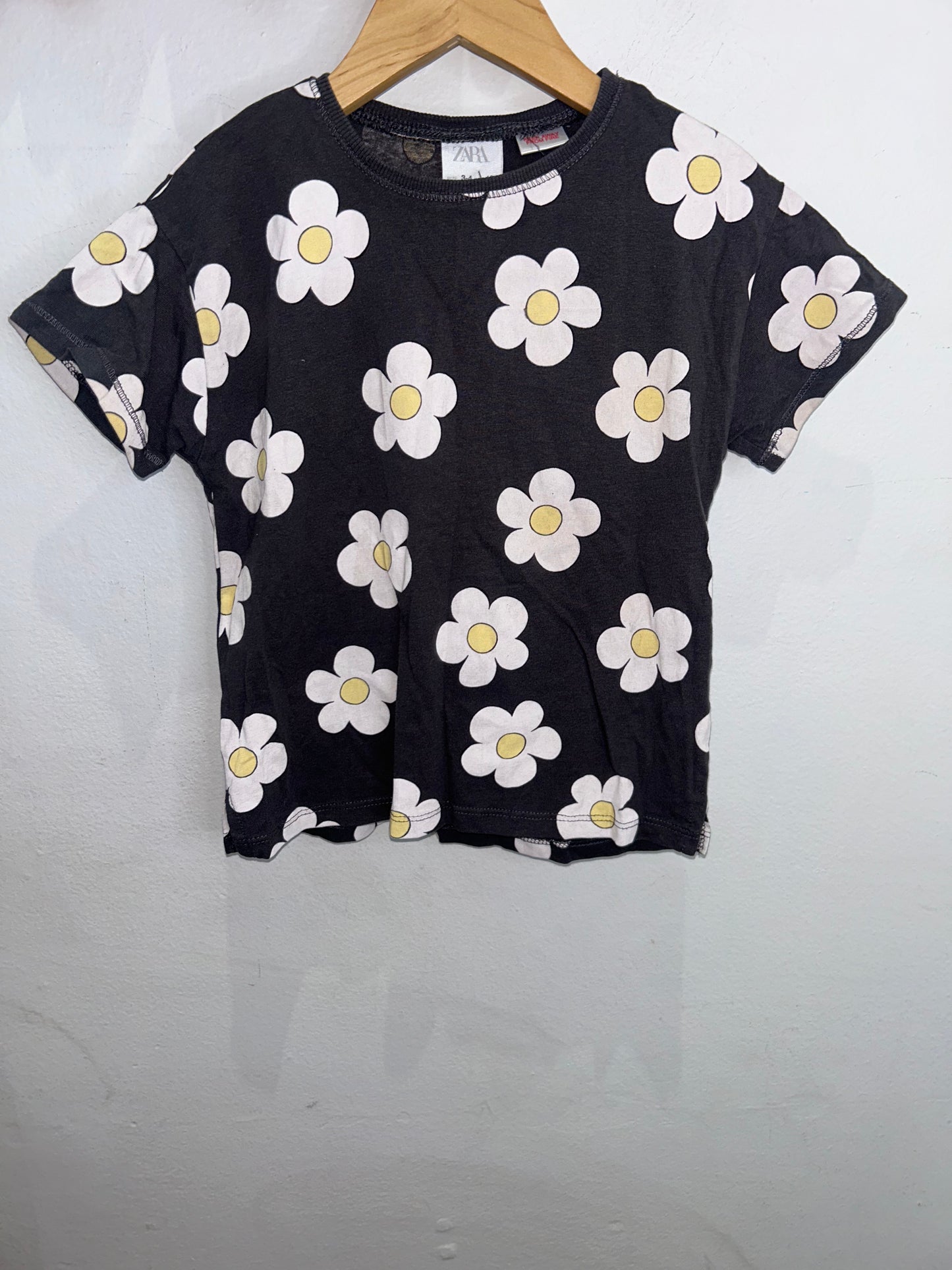 Big flowers black tee 3-4y