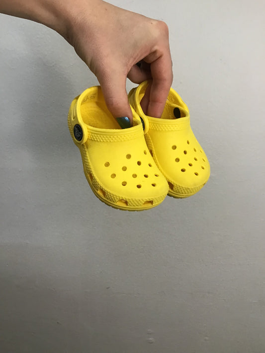 C5 yellow Crocs