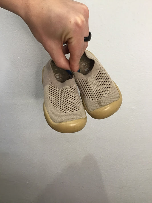 C5 Stonz rubber bottom pull-ons beige
