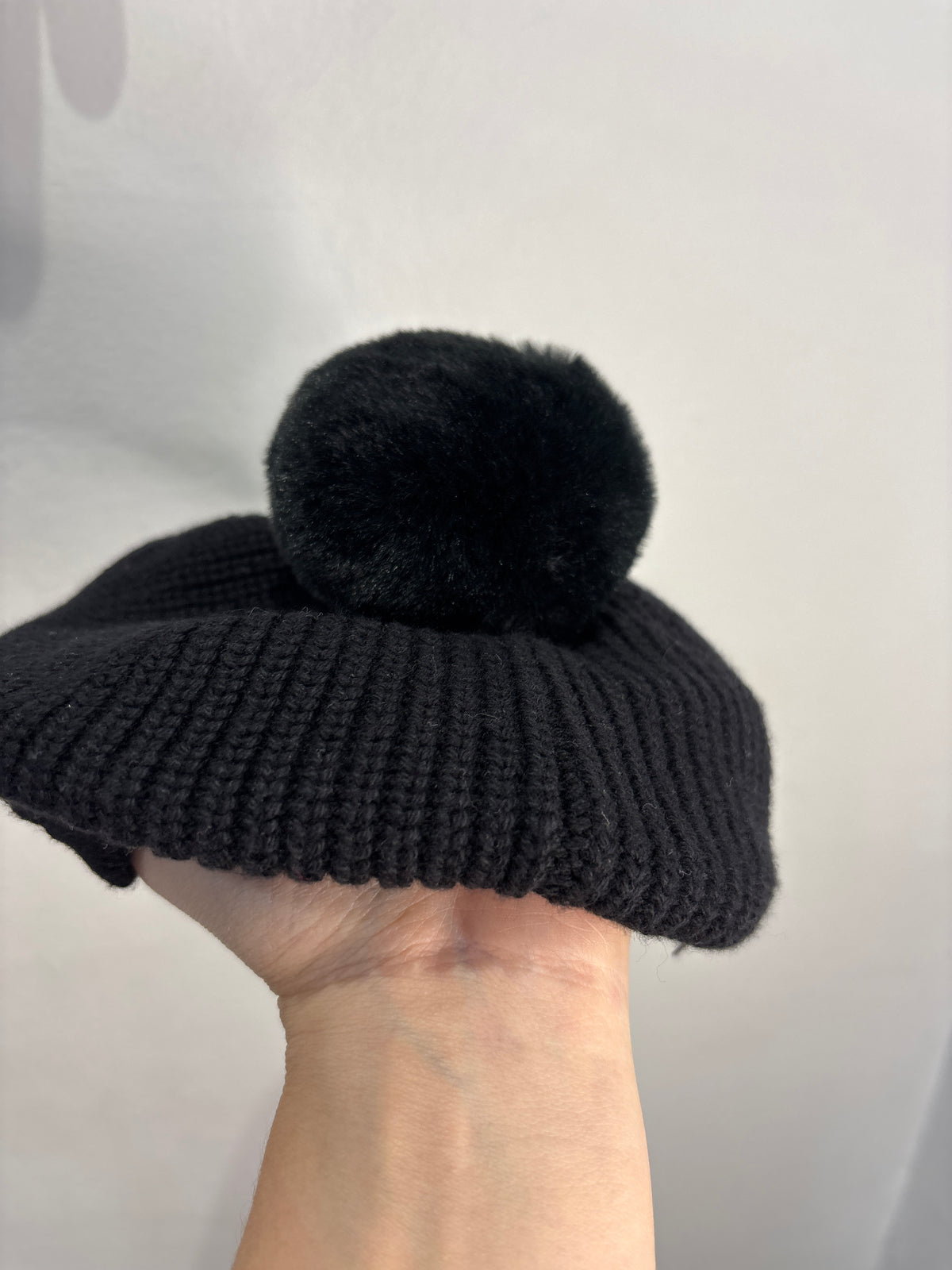 Black pom beret 2-3y