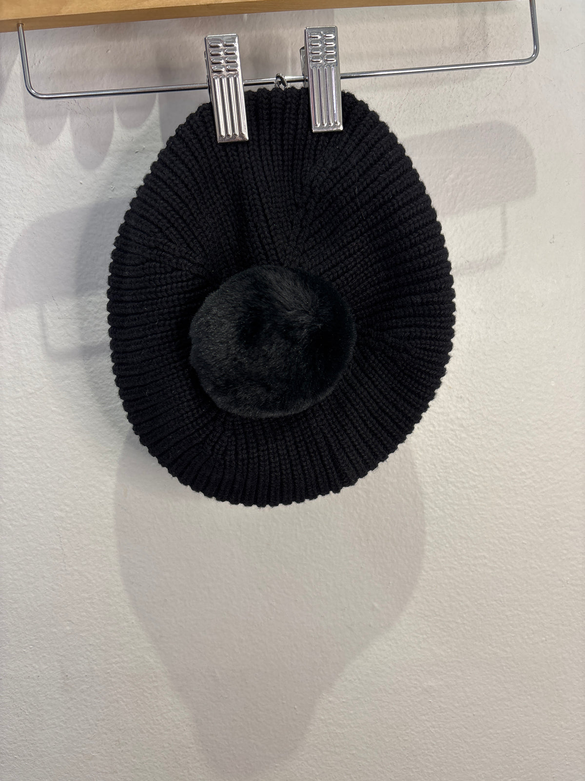 Black pom beret 2-3y
